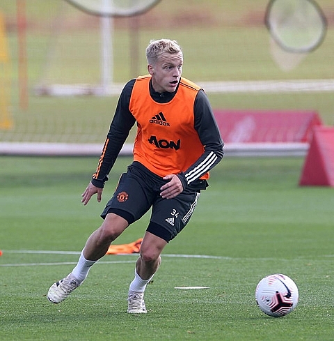 van de beek phan khich trong lan dau khoac ao man utd