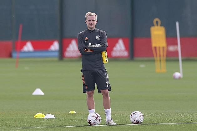 van de beek phan khich trong lan dau khoac ao man utd