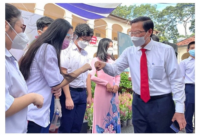 Chủ tịch UBND TP.HCM Phan Văn Mãi “cụng tay” các em học sinh Trường THPT chuyên Lê Hồng Phong, nhắn gửi quyết tâm về một năm học mới