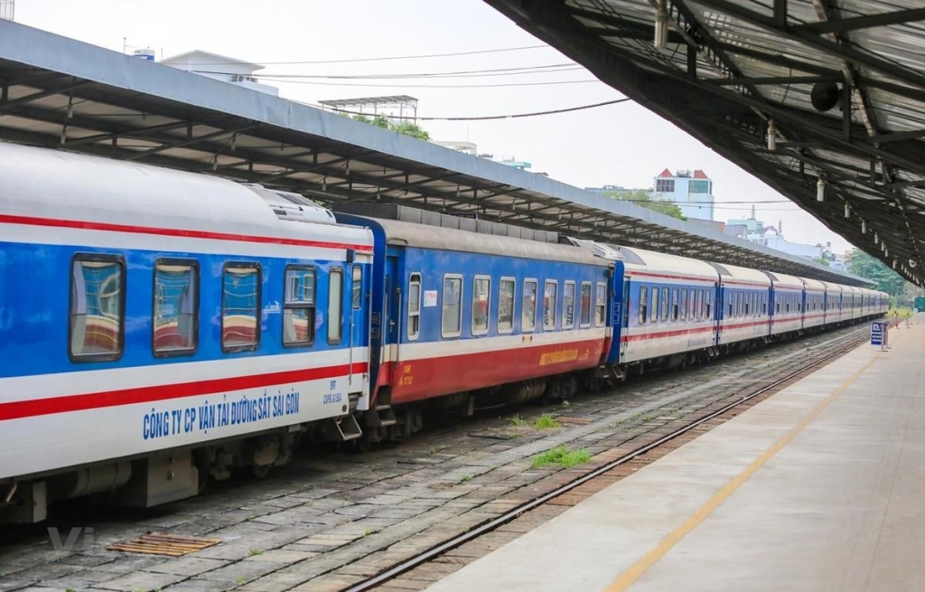 Vé tàu tuyến đường sắt  Hà Nội-TP HCM bán được 80% số vé sau 4g mở cửa