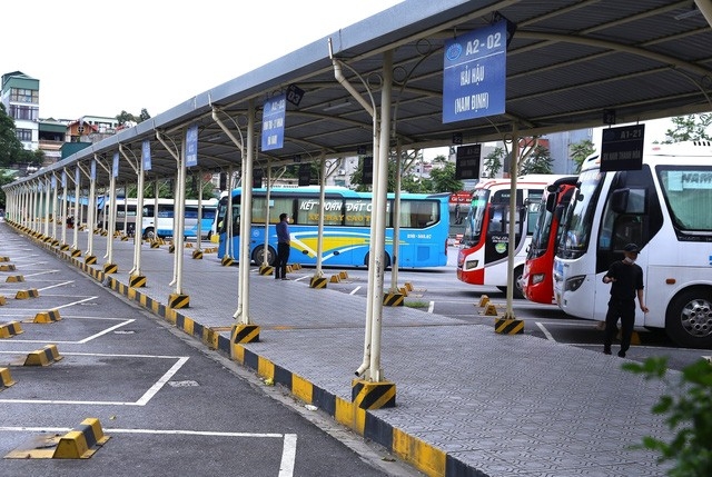 Ngày đầu hoạt động bình thường, các bến xe liên tỉnh tại Hà Nội vẫn vắng khách