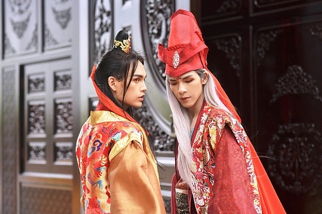 Denis Đặng và “cú rơi” đạo nhái: Giám đốc sáng tạo và sự mập mờ về quan niệm “vay, mượn” denis dang va cu roi dao nhai giam doc sang tao va su map mo ve quan niem vay muon