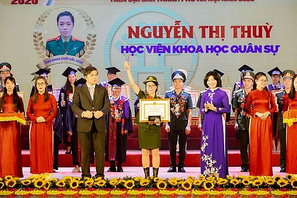 Nữ thủ khoa “kép” và ước mơ trở thành cô bộ đội Nữ thủ khoa “kép” và ước mơ trở thành cô bộ đội