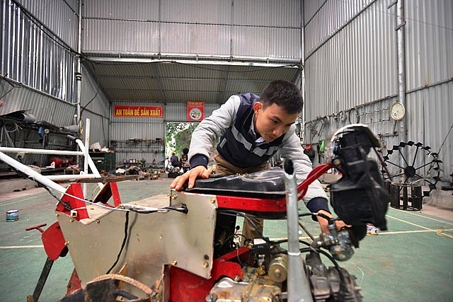 Bất ngờ với chàng trai sáng tạo máy nông nghiệp đa năng từ động cơ đồng nát bat ngo voi chang trai sang tao may nong nghiep da nang tu dong co dong nat