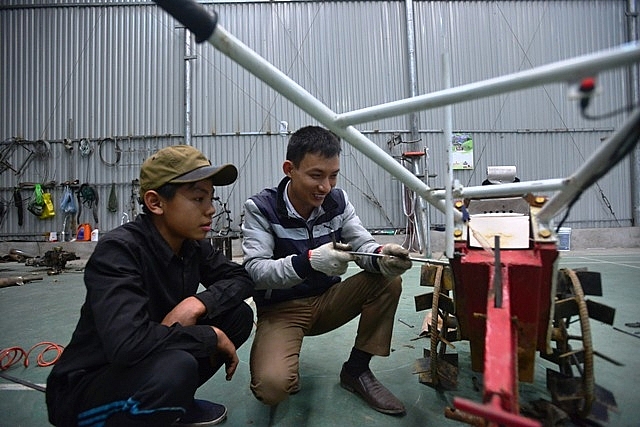 Bất ngờ với chàng trai sáng tạo máy nông nghiệp đa năng từ động cơ đồng nát bat ngo voi chang trai sang tao may nong nghiep da nang tu dong co dong nat