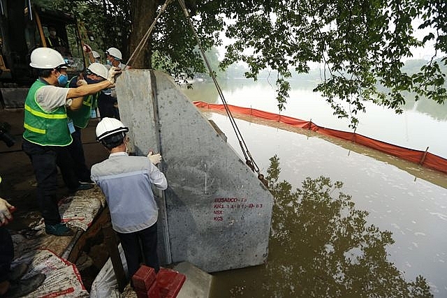 ho guom khoac ao moi voi bo ke da tu nhien