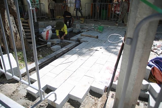 ho guom khoac ao moi voi bo ke da tu nhien