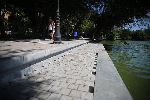 ho guom khoac ao moi voi bo ke da tu nhien