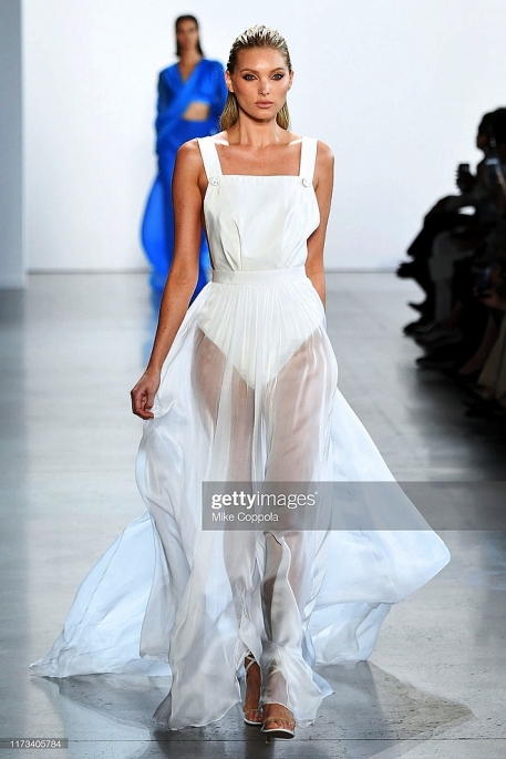 Nhà thiết kế Công Trí tại New York Fashion Week: Khi “Hạt sương nghiêng” hội đủ ánh sáng để rực rỡ nha thiet ke cong tri tai new york fashion week khi hat suong nghieng hoi du anh sang de ruc ro