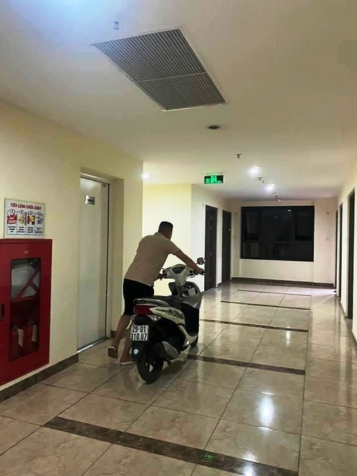 Chuyện gửi xe ở chung cư- Kỳ 1: Không gửi được xe thì dắt… lên nhà chuyen gui xe o chung cu ky 1 khong gui duoc xe thi dat len nha