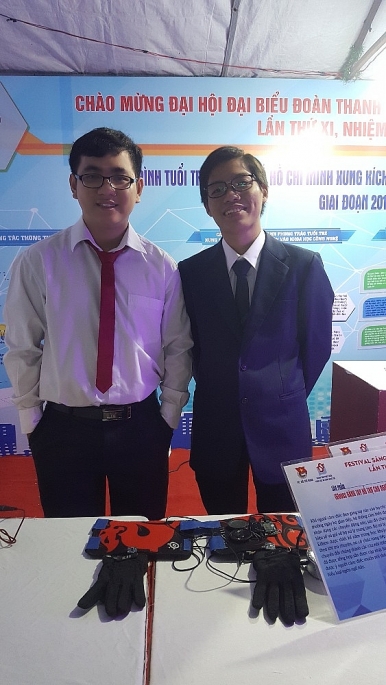 sinh vien sang che gang tay thong minh cho nguoi cam diec