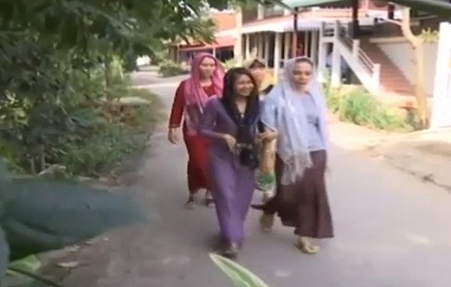 Nét đẹp từ chiếc khăn người Chăm net dep tu chiec khan nguoi cham