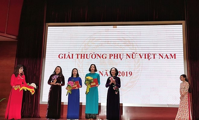 nhung ban tay lan toa yeu thuong va gan ket hanh phuc