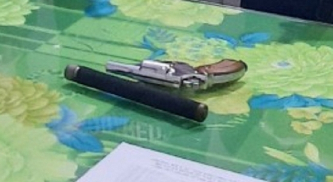 Khẩu súng và gậy 3 khúc bị lực lượng Công an phát hiện thu giữ