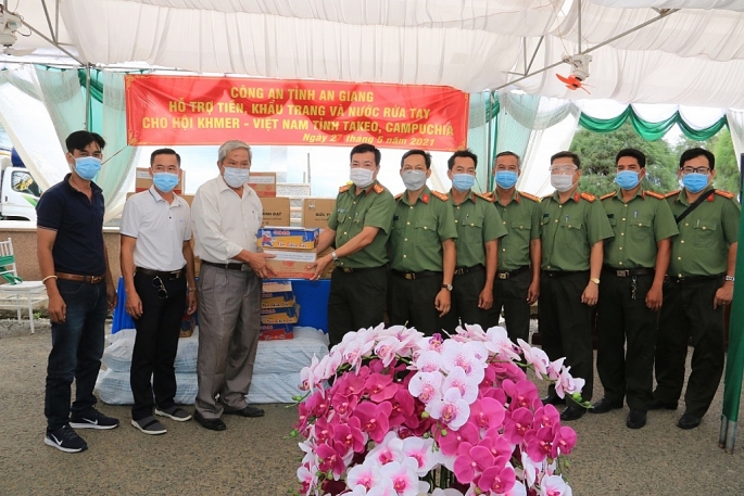 Đoàn công tác Công an tỉnh thăm hỏi và tặng quà Hội Khmer – Việt Nam tỉnh Takeo và Kadal