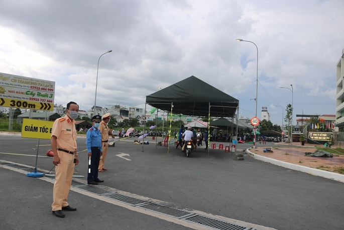 Chốt đội cảnh sát giao thông quận Ninh Kiều hướng dẫn người dân vào nơi kiểm tra khai báo y tế.