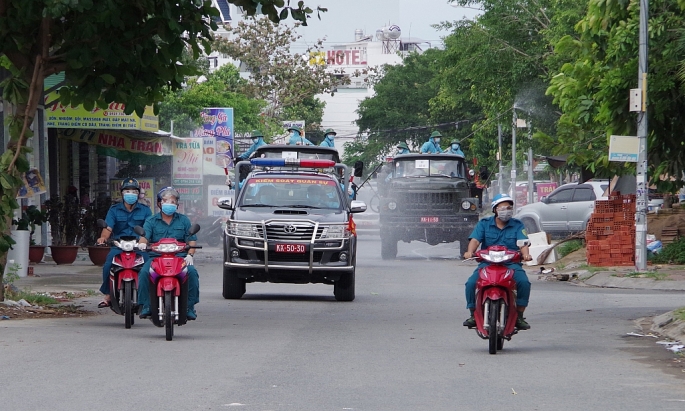 Xe đặc chủng  Quân khu 9 phun hóa chất  khử trùng trên các tuyến đường.