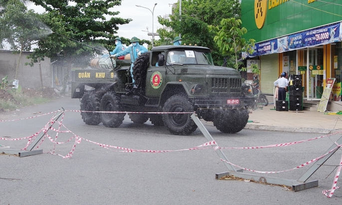 Lực lương Quân khu 9 đang làm nhiệm vụ phun hóa chất khử trùng phòng, chống dịch Covid-19.