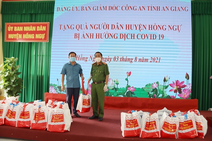 Đại tá Bùi Bé Năm, Phó Giám đốc Công an tỉnh An Giang đại diện gửi tặng các phần quà cho bà con