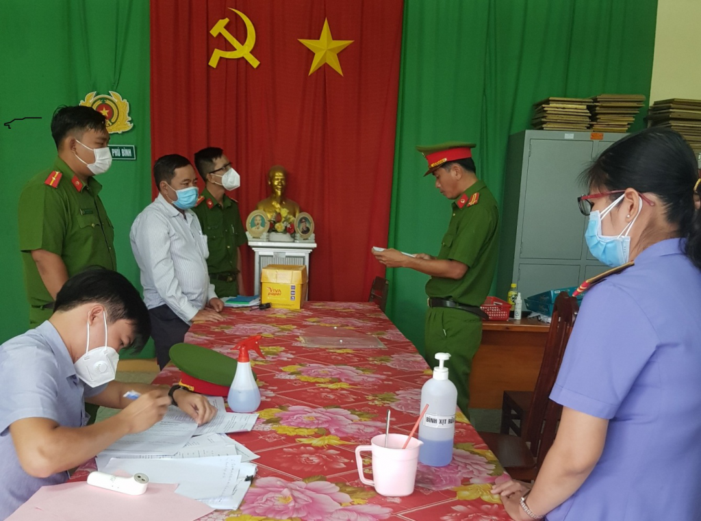 Bị can Nguyễn Phước Linh (đứng thứ hai từ trái qua) nghe công bố các quyết định