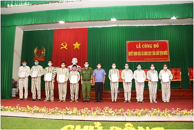 Đại tá Huỳnh Trí Thương – Giám thị Trại giam Định Thành (Cục C10, Bộ Công an) công bố quyết định đặc xác của Chủ tịch nước