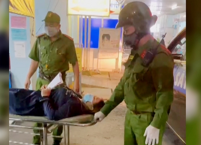 : Lực lượng Cảnh sát 113 và cảnh sát trật tự đưa sản phụ đến Bệnh viện