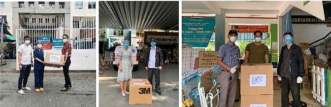 Nhóm các bác sĩ là cựu sinh viên K16 Đại học y khoa Thái Bình phối hợp với Hội thiện nguyện Hồng Hà và Công ty TNHH Carsome Việt Nam trao tặng thiết bị Y tế cho các bệnh viện,bệnh viện dã chiến tại TP. HCM.