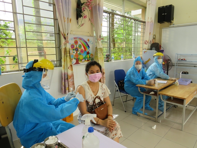 Điểm tiêm ngừa vaccine phòng Covid-19 tại trường TH Võ Trường Toản, quận Ninh Kiều