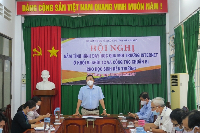 : ông Trần Quang Bảo – Giám đốc Sở GDĐT tỉnh Kiên Giang phát biểu tại Hội nghị trực tuyến nắm bắt tình hình, chỉ đạo dạy học qua môi trường internet và công tác chuẩn bị cho học sinh đến trường năm học 2021- 2022.
