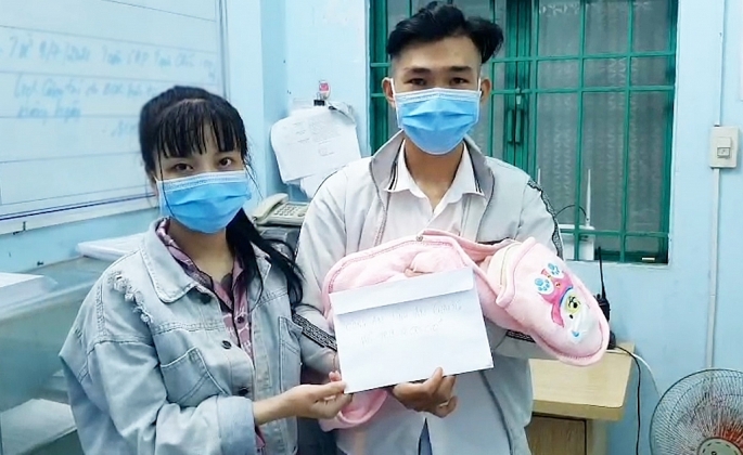 Công an tỉnh An Giang gửi số tiền 2 triệu đồng để hỗ trợ cho chồng đối tượng Như mua sữa cho con