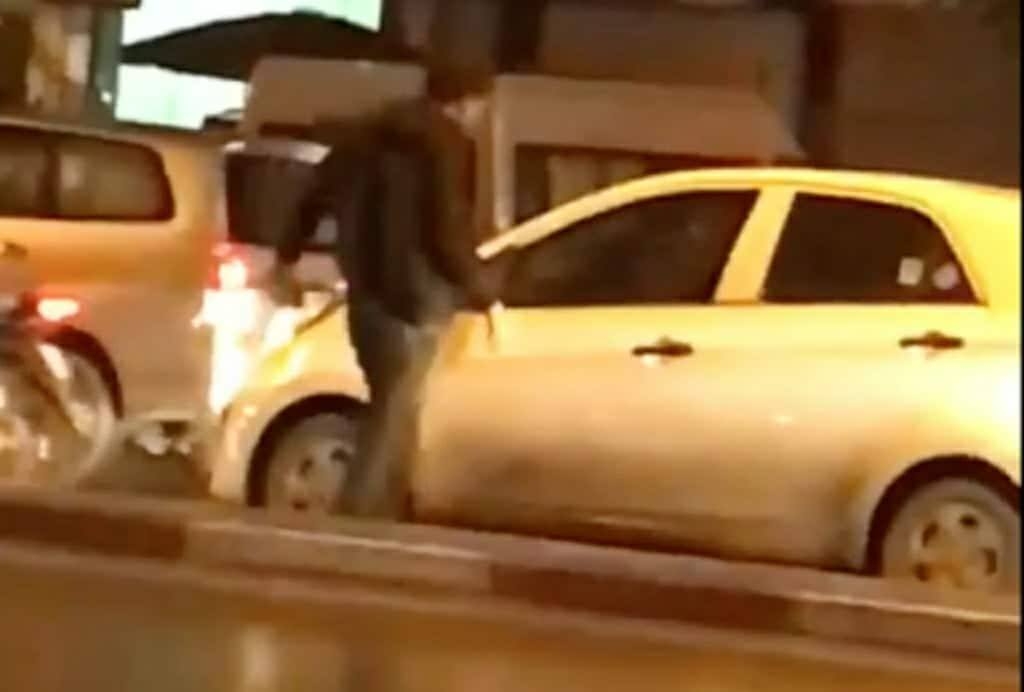 Xử lý đối tượng kiếm chuyện, dùng gạch đập kính ô tô trên đường phố Hà Nội xu ly doi tuong di xe may kiem chuyen dung gach dap kinh o to tren duong pho ha noi