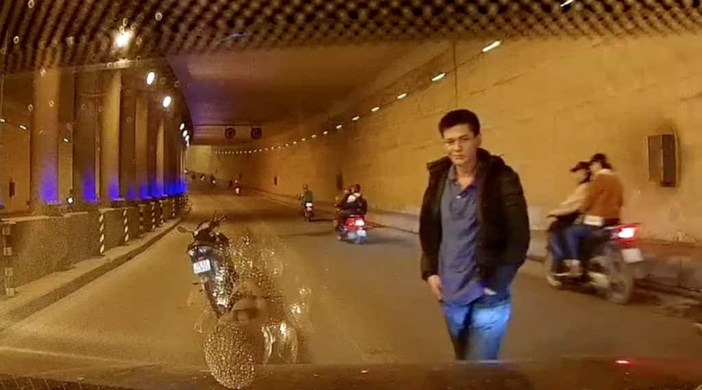 Xử lý đối tượng kiếm chuyện, dùng gạch đập kính ô tô trên đường phố Hà Nội xu ly doi tuong di xe may kiem chuyen dung gach dap kinh o to tren duong pho ha noi