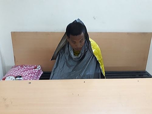 Khống chế nam thanh niên cầm gạch đá ném người đi đường khong che nam thanh nien cam gach da nem nguoi di duong