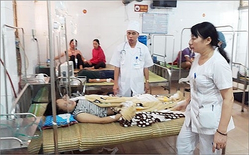 nhieu cong nhan phai nhap vien cap cuu do ngo doc khi tai nha may may quan ao