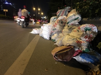 Phế thải xây dựng bị đổ trộm trên tuyến đường vành đai 2