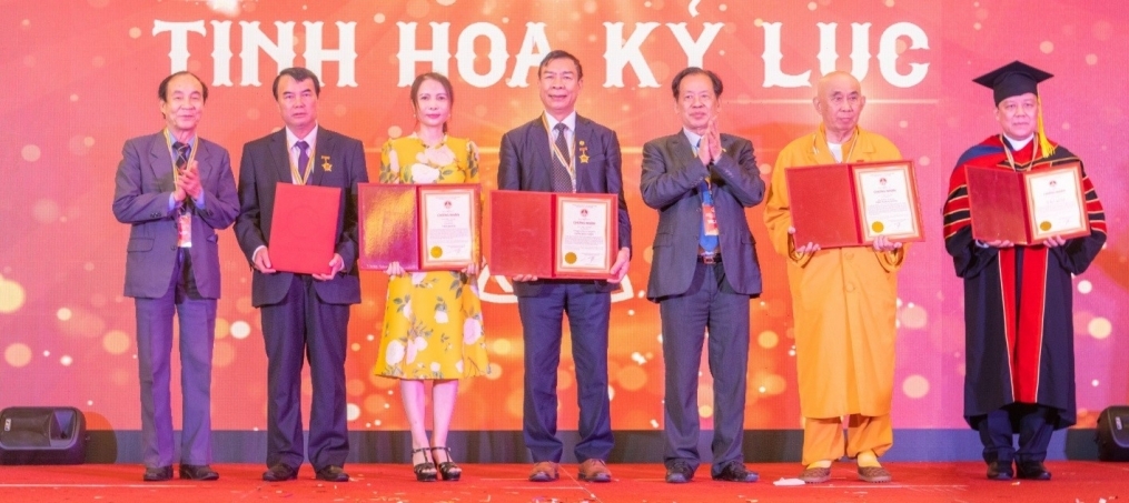 Gốm Đất Việt đón nhận kỷ niệm chương “Tinh hoa Kỷ lục”