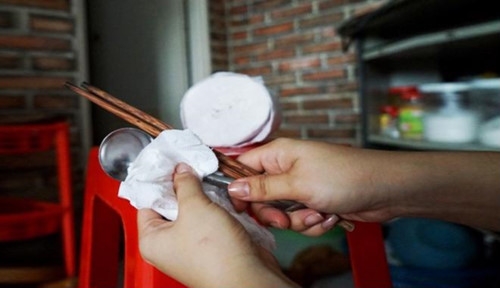 Tuyệt đối không dùng giấy vệ sinh thay cho... giấy ăn tuyet doi khong dung giay ve sinh thay cho giay an