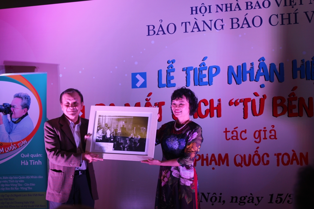 gan 400 hien vat tai lieu hinh anh quy trao tang bao tang bao chi viet nam