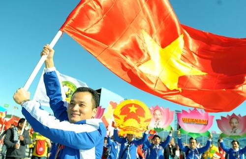 Quốc kỳ Việt Nam rực rỡ trong lễ diễu hành tại quảng trường Olympic