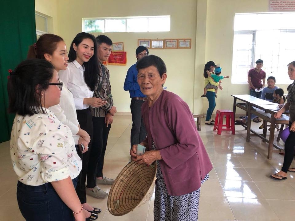 vo chong thuy tien cong vinh trao tang hon nua ti dong cho ba con vung lu