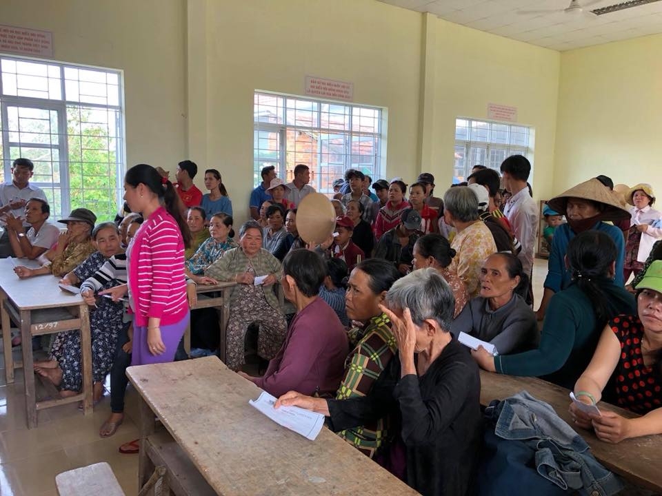 vo chong thuy tien cong vinh trao tang hon nua ti dong cho ba con vung lu