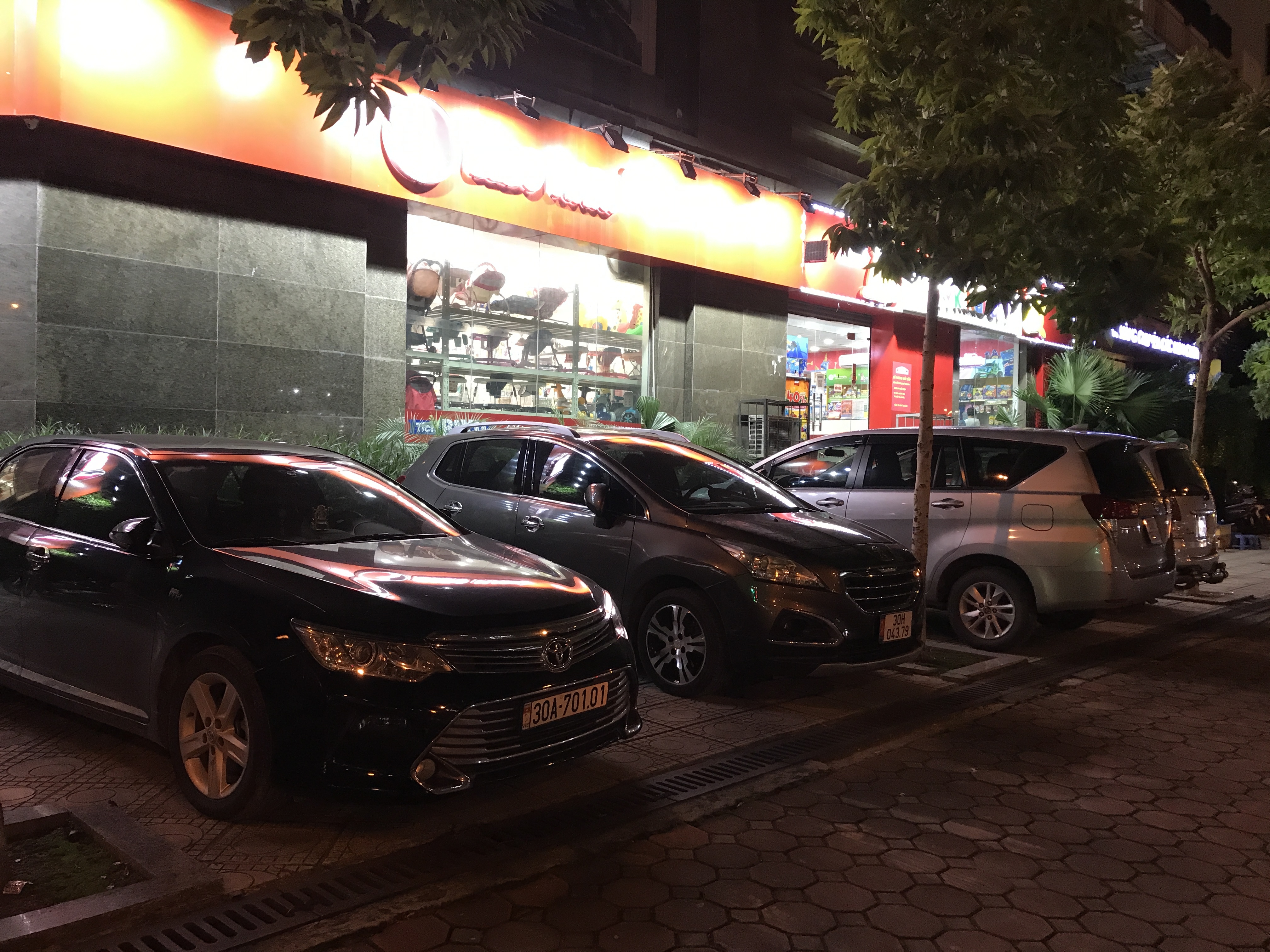 Hà Nội: Ngừng kinh doanh để phòng chống dịch, một đơn vị bị chiếm dụng bãi để xe
