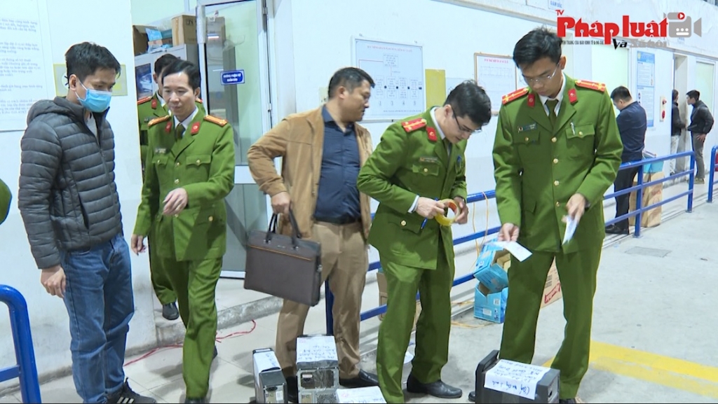 Hà Nội: Khám xét 2 trung tâm đăng kiểm bắt khẩn cấp 5 cán bộ, nhân viên