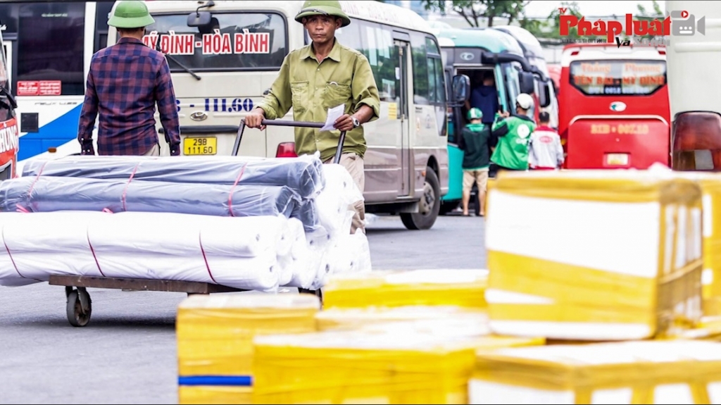 Hà Nội: Công nhân bốc xếp hàng hóa, căng mình vật lộn với nắng gay gắt để mưu sinh