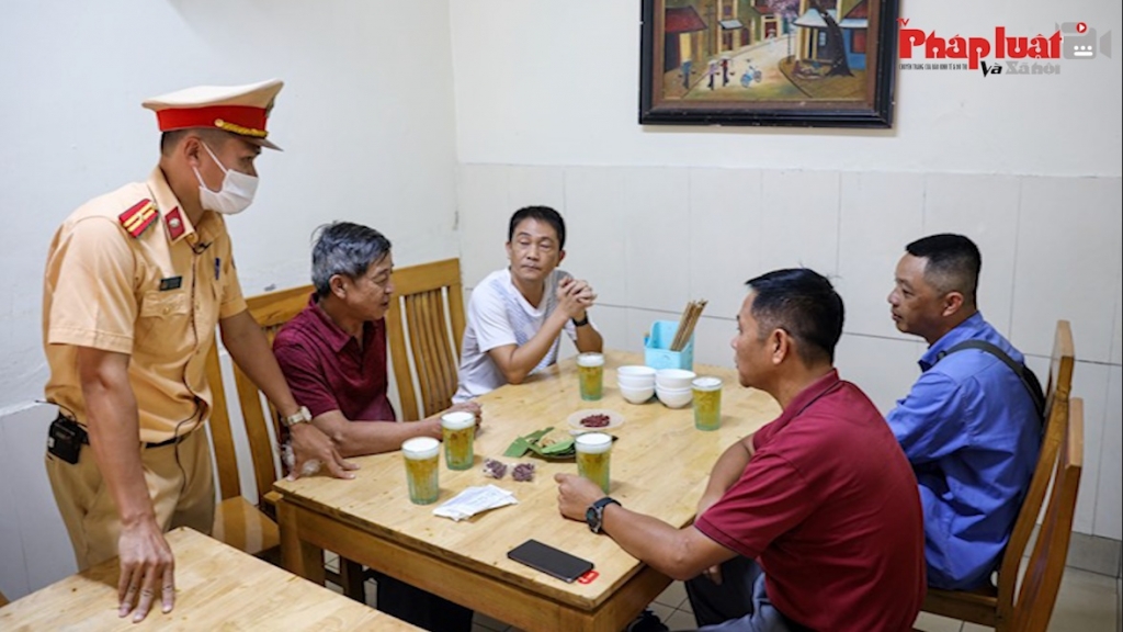 CSGT Hà Nội: Vào quán nhậu tuyên truyền chấp hành quy định về giao thông