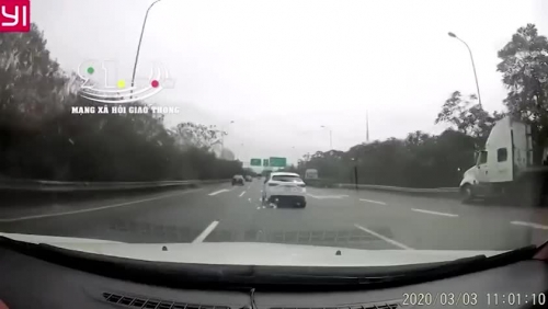 Thót tim xem ô tô cụp gương chiếu hậu, không xi nhan nhập làn ẩu trên đường cao tốc