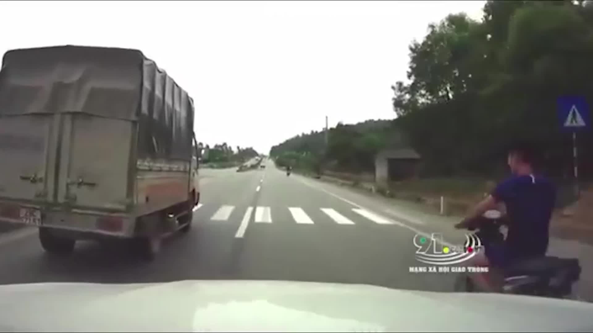 Nam thanh niên suýt "đi tong" vì lái xe máy đánh võng trước đầu ô tô