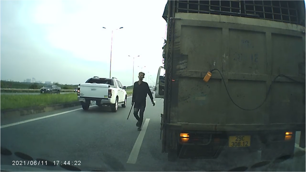 "Xế" xe tải chặn đầu xe, cầm gậy sắt đe dọa lái xe ô tô con