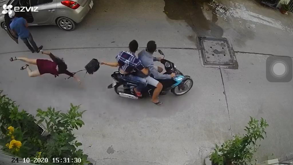 Hai tên cướp táo tợn giật túi xách giữa ban ngày đã bị bắt