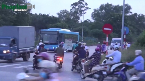 Xe máy nối đuôi nhau đi ngược chiều trên Đại lộ Thăng Long